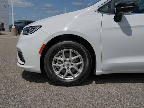 Used 2025 Chrysler Pacifica Select FWD image 11
