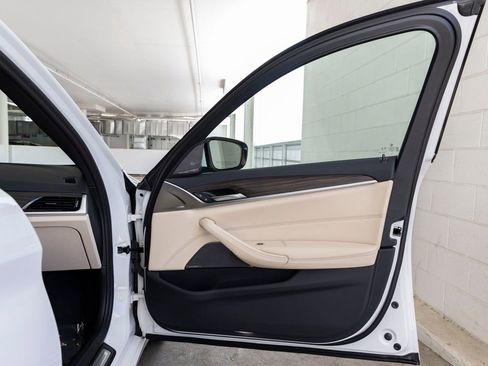 Certified 2023 BMW 530e w/ Premium Package image 27