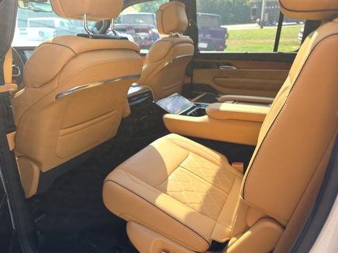 Used 2023 Jeep Grand Wagoneer Series III AWD/4WD image 8