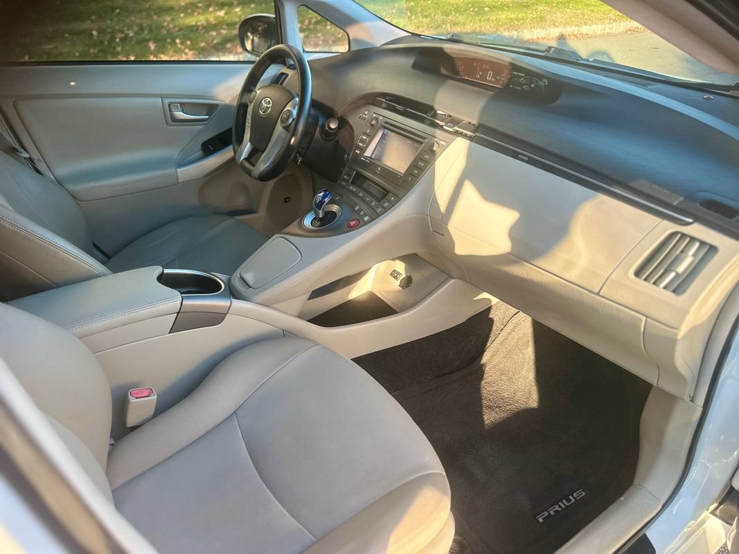 Used 2014 Toyota Prius Five FWD image 22