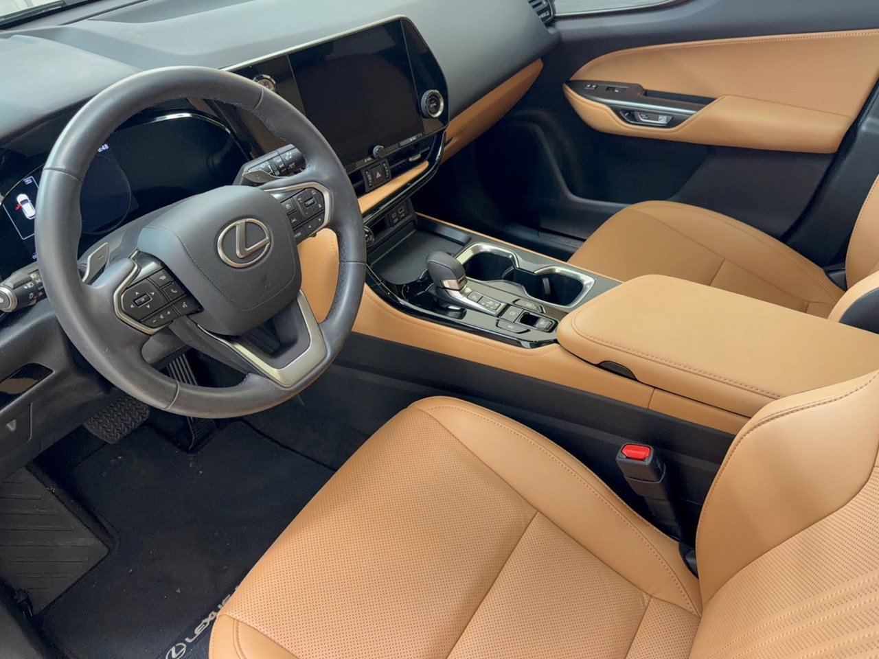 Used 2024 Lexus NX 250 FWD w/ Towing Package (2000 Lbs) image 4