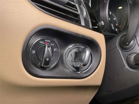 Certified 2025 Porsche Macan image 40