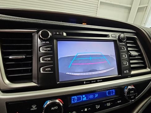 Used 2016 Toyota Highlander XLE FWD image 17