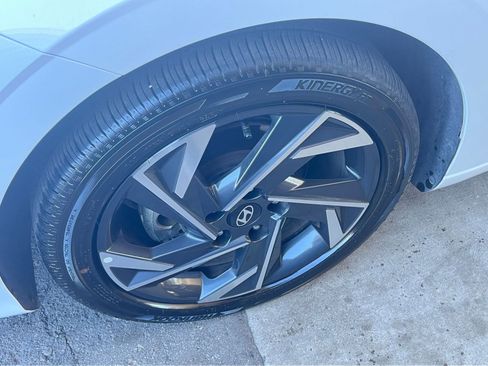 Used 2025 Hyundai Elantra SEL image 31