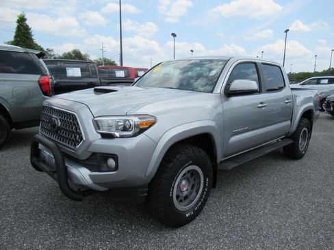 Used 2019 Toyota Tacoma TRD Sport RWD image 3