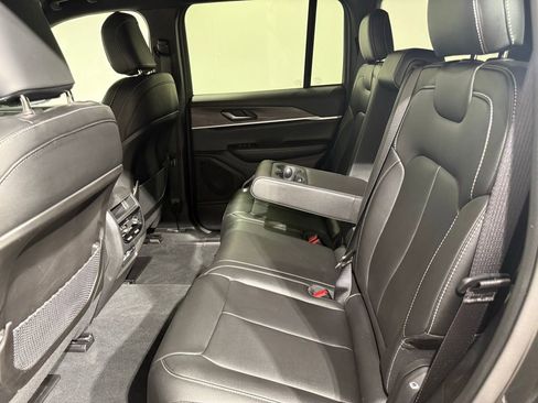 Used 2024 Jeep Grand Cherokee Limited AWD/4WD image 18