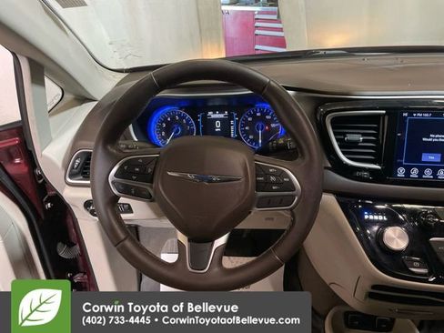 Used 2017 Chrysler Pacifica Touring-L image 21