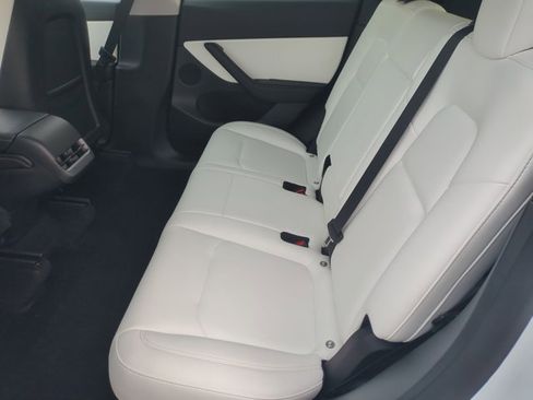 Used 2022 Tesla Model Y Long Range image 18