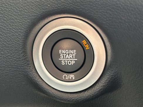 Used 2025 Chrysler Pacifica Select FWD image 13