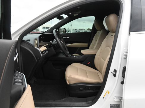 Certified 2024 Cadillac XT4 Luxury w/ Cold Weather Package image 18