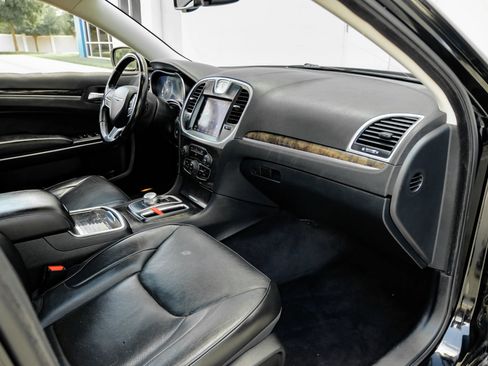 Used 2018 Chrysler 300 Limited RWD image 17