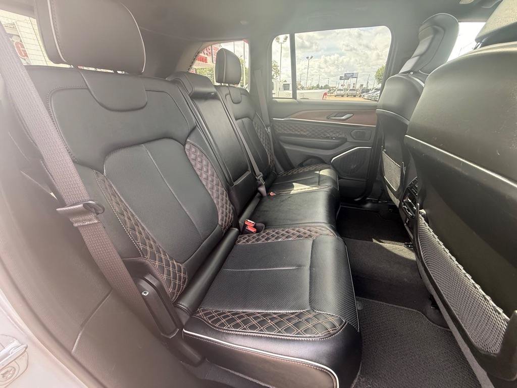 Used 2025 Jeep Grand Cherokee Summit w/ Obsidian Package AWD/4WD image 18