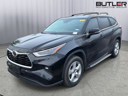 Used 2024 Toyota Highlander LE AWD/4WD image 1