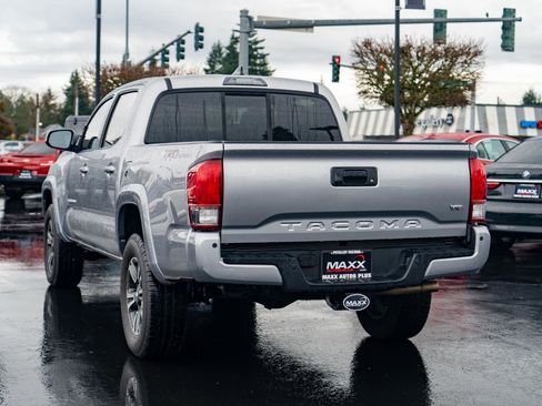Used 2016 Toyota Tacoma TRD Sport w/ Premium & Technology Package image 12