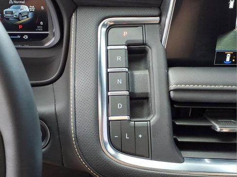 Used 2023 GMC Yukon SLT w/ SLT Luxury Package AWD/4WD image 14