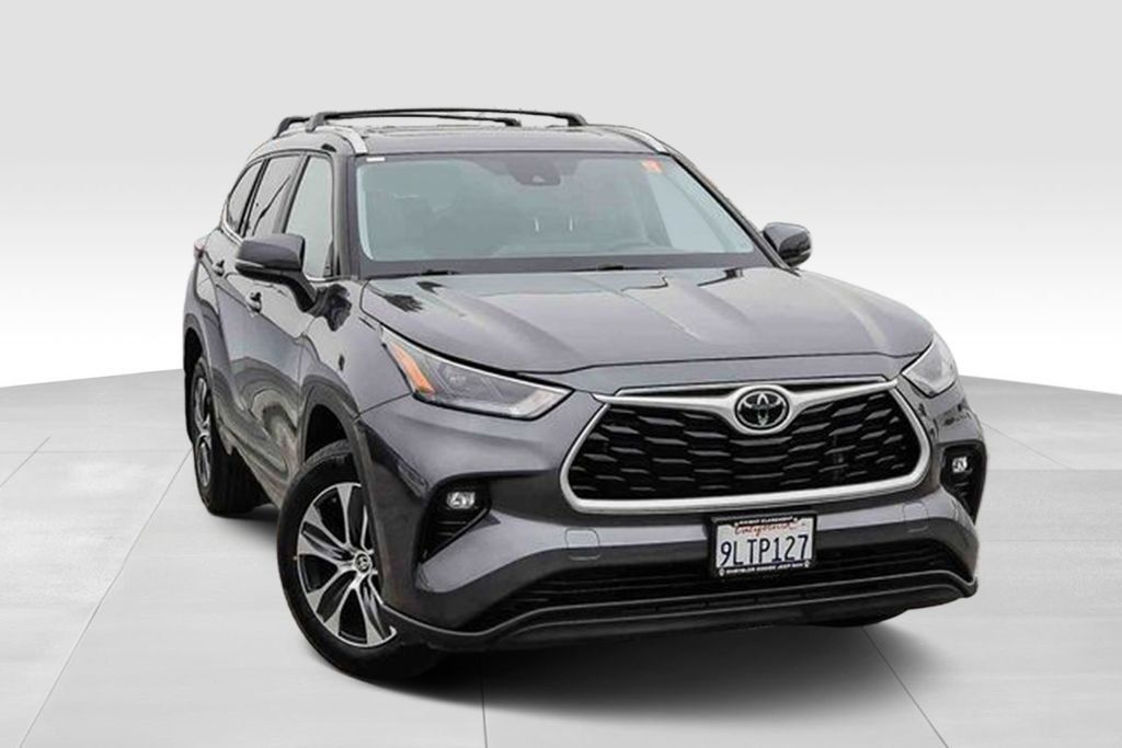 Used 2024 Toyota Highlander XLE AWD/4WD image 2
