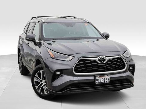 Used 2024 Toyota Highlander XLE AWD/4WD image 2