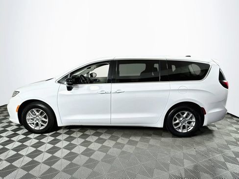 Used 2024 Chrysler Pacifica Touring-L FWD image 4