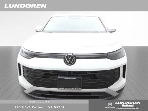 Used 2025 Volkswagen Tiguan SE w/ Panoramic Sunroof Package AWD/4WD image 11