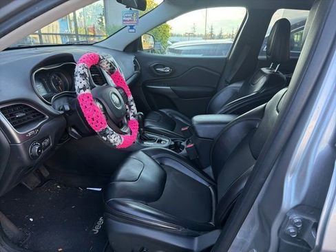 Used 2019 Jeep Cherokee Latitude Plus FWD image 7