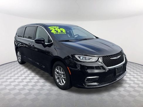 Used 2024 Chrysler Pacifica Touring-L FWD image 3
