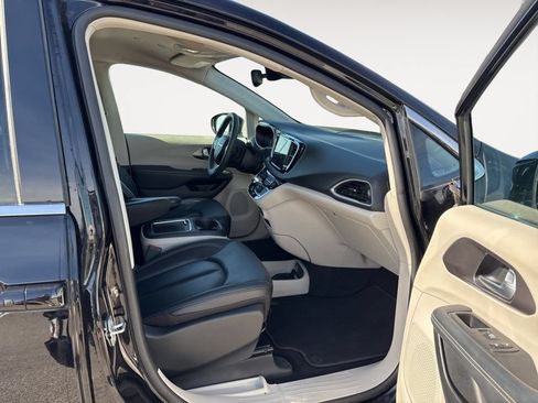 Used 2024 Chrysler Pacifica Touring-L FWD image 23