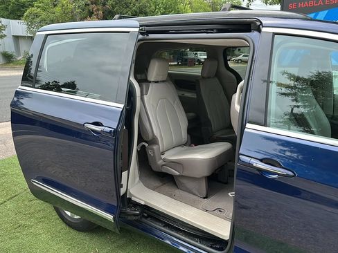 Used 2017 Chrysler Pacifica Touring-L FWD image 21