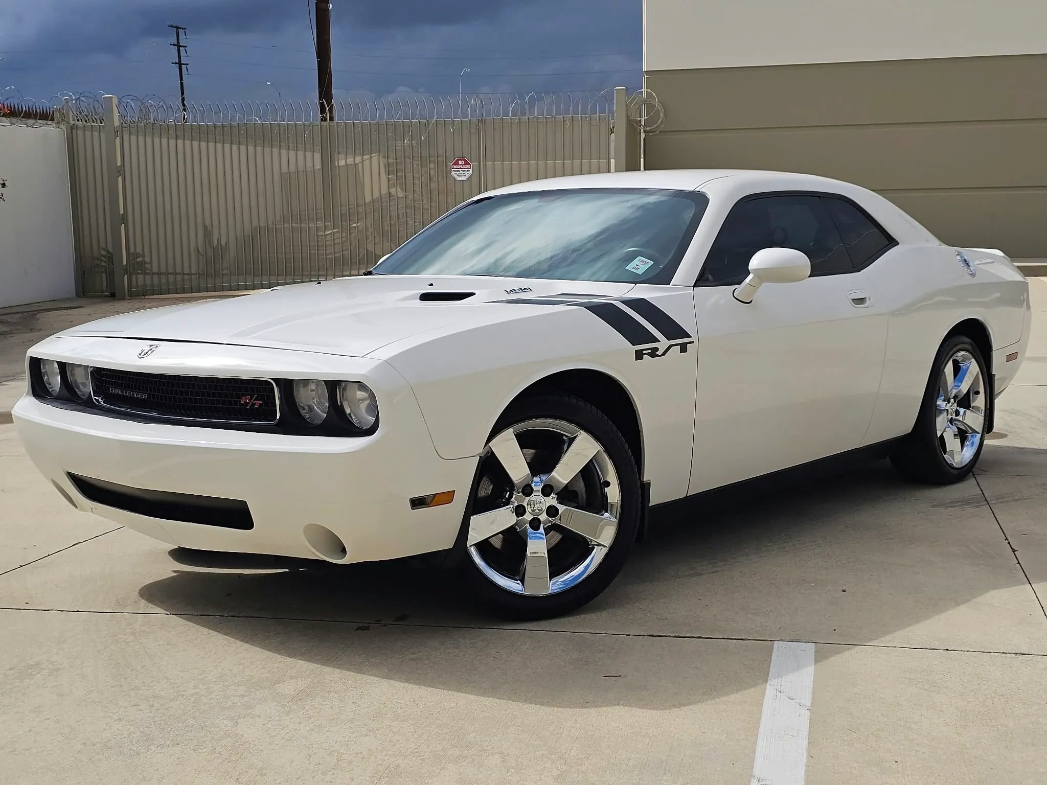 Used 2010 Dodge Challenger R/T RWD image 1
