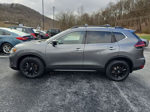 Used 2018 Nissan Rogue SV image 2