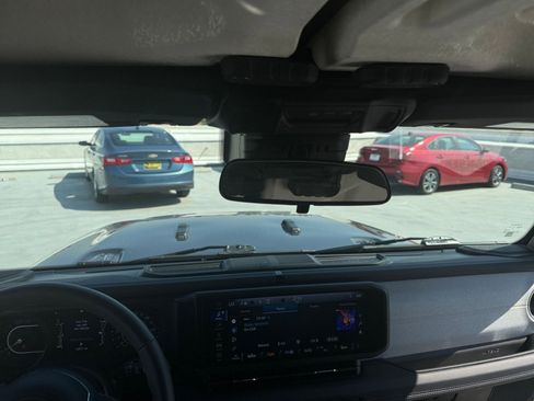 Used 2025 Jeep Wrangler Sahara image 32