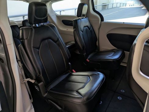 Used 2024 Chrysler Pacifica Touring-L image 27