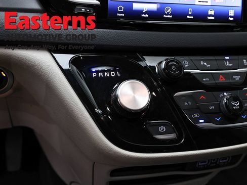 Used 2024 Chrysler Pacifica Touring-L FWD image 13