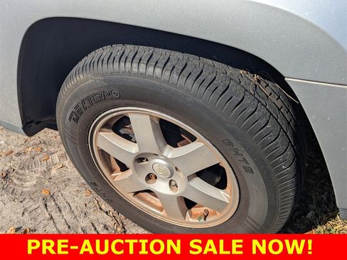 Used 2010 Jeep Grand Cherokee Laredo image 3