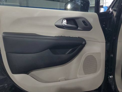 Used 2024 Chrysler Pacifica Touring-L FWD image 20