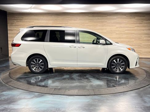 Used 2018 Toyota Sienna XLE w/ XLE Navigation Package image 30
