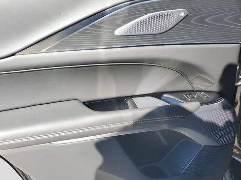 Used 2025 Cadillac Lyriq Luxury image 44