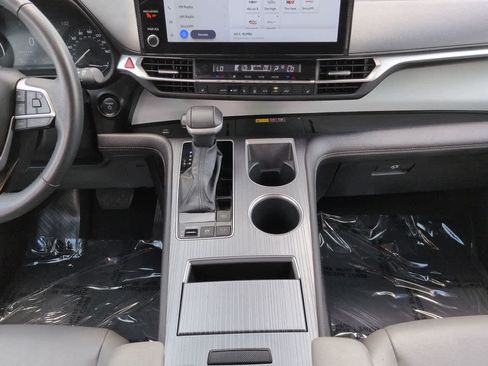 Certified 2025 Toyota Sienna XLE FWD image 19