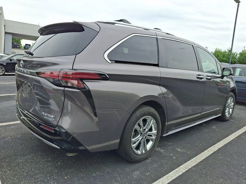 Used 2023 Toyota Sienna Platinum AWD/4WD image 3