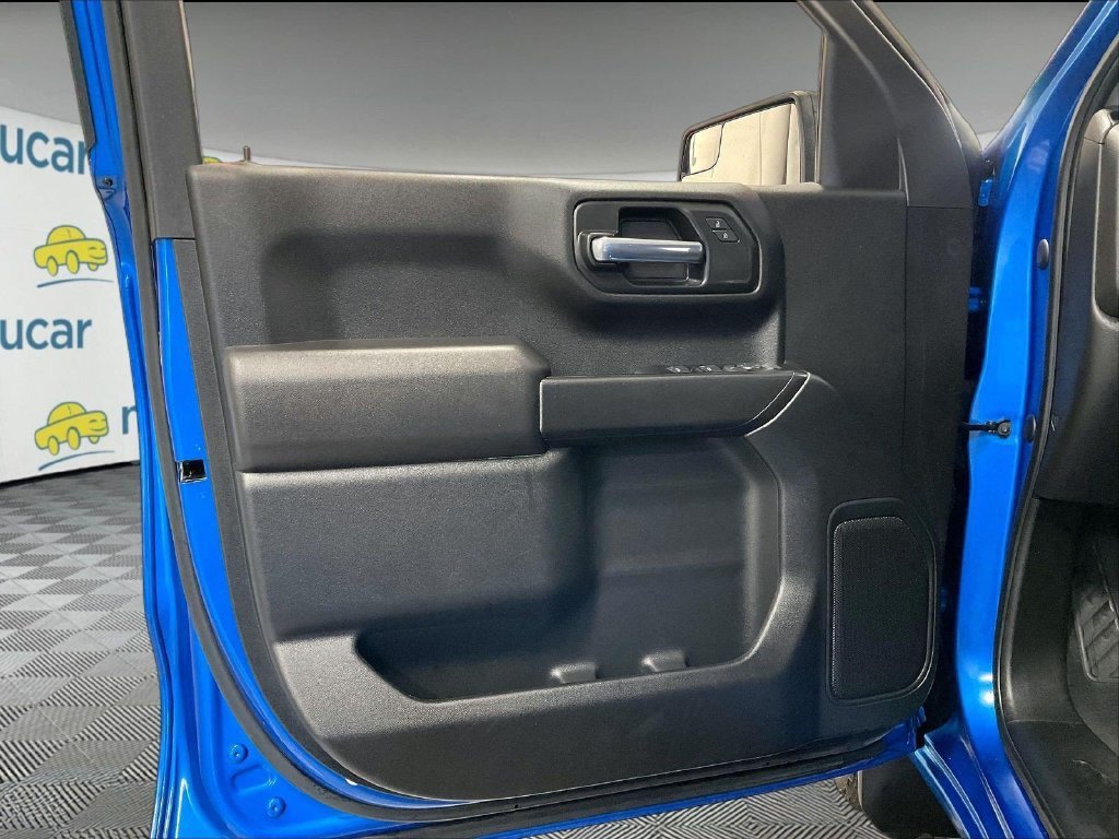 Used 2023 Chevrolet Silverado 1500 Custom w/ 2.7L Blackout Package AWD/4WD image 9