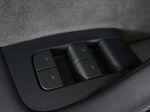 Used 2023 Tesla Model Y Long Range image 38