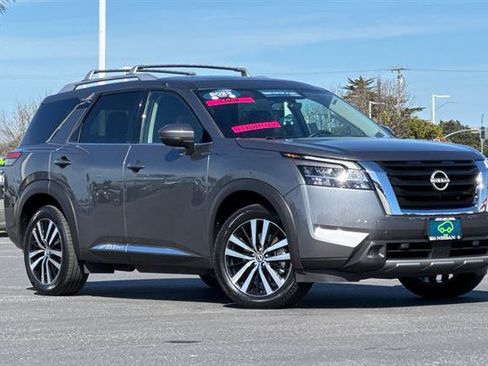 Used 2023 Nissan Pathfinder Platinum image 2