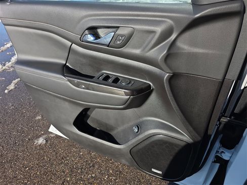 Used 2023 GMC Acadia AT4 image 30