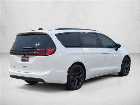 New 2026 Chrysler Pacifica Select image 2