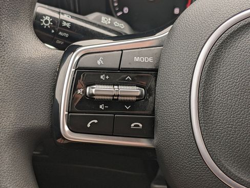 Used 2023 Kia Sorento LX image 17