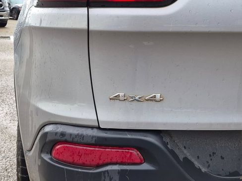 Used 2016 Jeep Cherokee Latitude AWD/4WD image 10