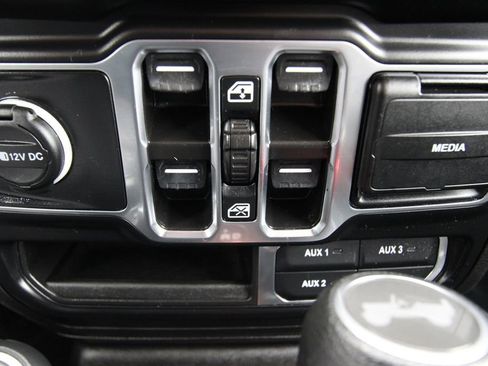 Used 2023 Jeep Wrangler Unlimited Sahara image 25