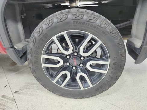 Used 2024 GMC Sierra 1500 AT4 w/ Technology Package AWD/4WD image 14