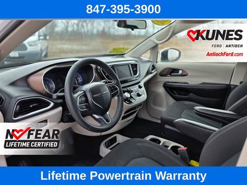 Used 2022 Chrysler Voyager LX image 16