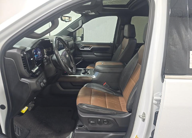Used 2025 Chevrolet Silverado 3500 High Country w/ Technology Package AWD/4WD image 4