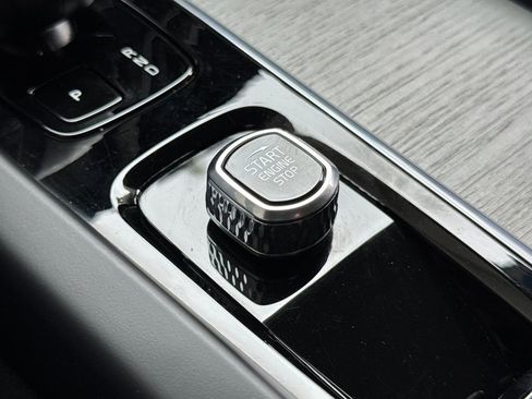 Certified 2025 Volvo XC60 B5 Plus AWD/4WD image 22